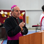 Duchowny kościoła katolickiego przemawia do mikrofonu