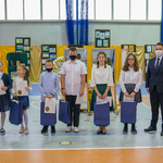 Zastępca Prezydenta Przemysław Tuchliński pozuje do zdjęcia wraz z wyróżnionymi uczniami
