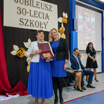 Radna Joanna Misiuk oraz dyrektor Halina Hapunik pozują do wspólnego zdjęcia z grawertonem