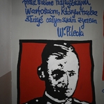 Mural z wizerunkiem Witolda Pileckiego oraz cytatem 