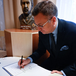 Zastępca Prezydenta Rafał Rudnicki wpisuje się do kroniki pamiątkowej przedszkola