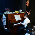 Chłopiec grający na pianinie, obok stojące nauczycielki