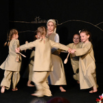 Dzieci tańczące na scenie w strojach chłopskich