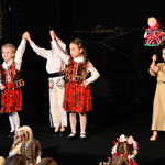 Dzieci tańczące na scenie w strojach ludowych