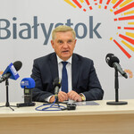 Prezydent Tadeusz Truskolaski na konferencji prasowej