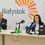 Dyrektor Urszula Dmochowska odpowiada na pytania dziennikarzy, po lewej stronie siedzi prezydent Tadeusz Truskolaski