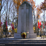 Pomnik na Cmentarzu Wojskowym przystrojony kwiatami