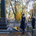 Zastępca prezydenta Przemysław Tuchliński i strażnik miejski oddają hołd przy grobie
