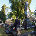 Zastępca prezydenta Przemysław Tuchliński i straż miejski oddają hołd przy grobie