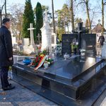 Zastępca prezydenta Przemysław Tuchliński oddaje hołd przy grobie