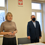 Przewodnicząca obradom pani Katarzyna Kisielewska - Martyniuk wiceprzewodnicząca rady miasta stoi na tle okna