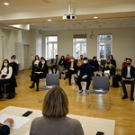sala obrad podczas sesji na krzesłach siedzą radni