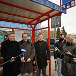 Uczestnicy konferencji prasowej, wśród nich: radni i zastępca prezydenta Zbigniew Nikitorowicz