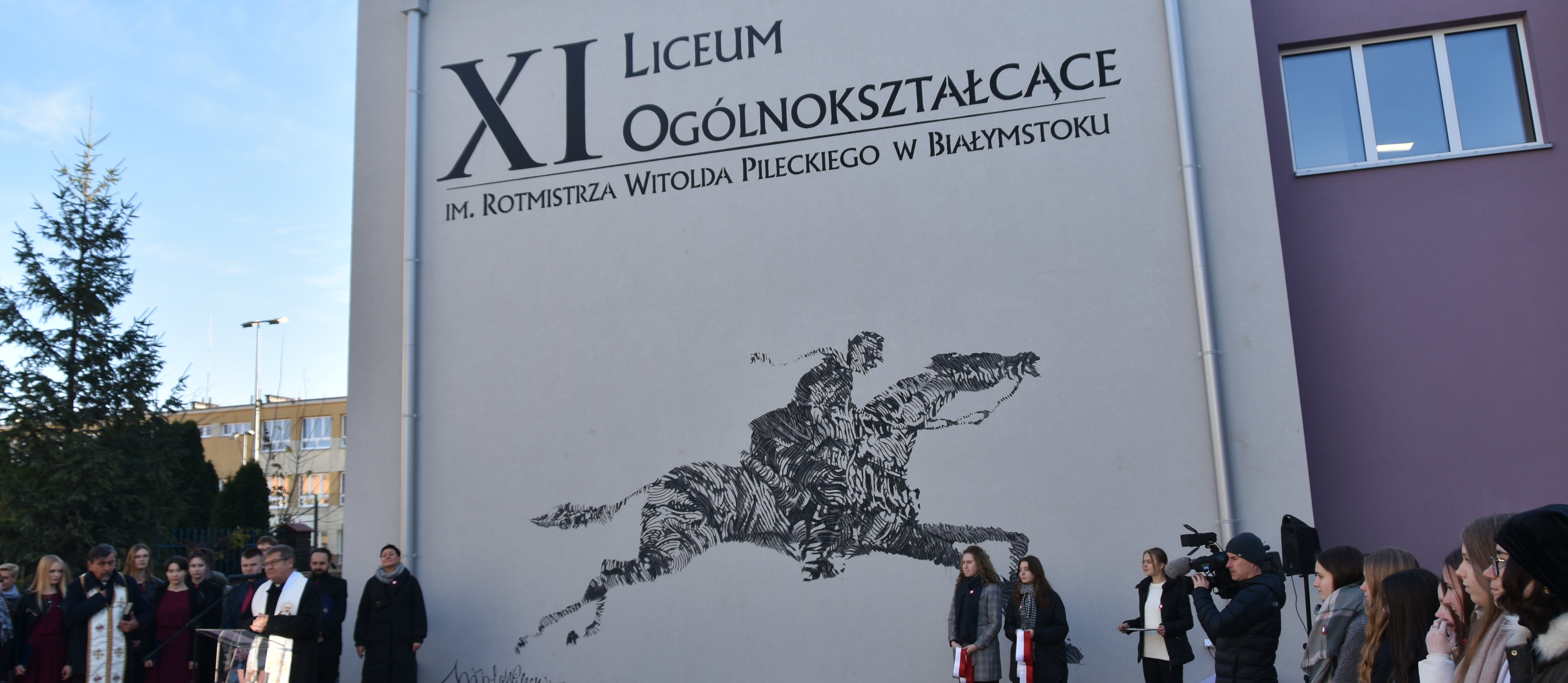 Mural na budynku szkoły inspirowany rysunkiem Witolda Pileckiego