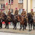 Żołnierze siedzą na koniach podczas Narodowego Święta Niepodległości