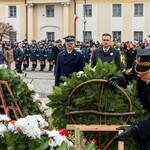 Zastępca prezydenta Rafał Rudnicki idzie złożyć kwiaty przy pomniku