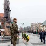 Zastępca prezydenta Rafał Rudnicki oddaje hołd przy pomniku