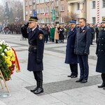 Zastępca prezydenta Rafał Rudnicki stoi przy pomniku