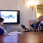 Po prawej stronie Prezydent Miasta omawia prezentację, po lewej stronie siedzi Pani Skarbnik