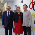 Prezydent Miasta Tadeusz Truskolaski pozuje do wspólnego zdjęcia z Panią Dyrektor CKU oraz aktorem Pawłem Małaszyńskim