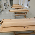 Drewniane stoły w warsztacie