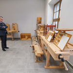 Zastępca prezydenta Przemysław Tuchliński ogląda warsztat z drewnianym wyposażeniem