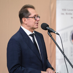 Dyrektor szkoły przemawia na uroczystości