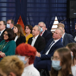 Uczestnicy uroczystości siedzą na widowni