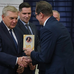 Prezydent Tadeusz Truskolaski otrzymuje upominek z portretem patrona 8 liceum