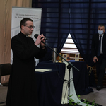 Duchowny przemawia na uroczystości