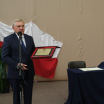Prezydent Tadeusz Truskolaski pokazuje grawerton