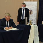 Prezydent Tadeusz Truskolaski podpisuje dokument
