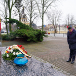 Zastępca Prezydenta Przemysław Tuchliński oddaje hołd przed pomnikiem Armii Krajowej