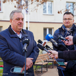 Dyrektor Departamentu Gospodarki Komunalnej Andrzej Karolski odpowiada na pytania dziennikarzy, po prawej stronie stoi Zastępca Prezydenta Rafał Rudnicki