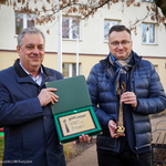 Zastępca Prezydenta Rafał Rudnicki oraz dyrektor Departamentu Gospodarki Komunalnej Andrzej Karolski pozują do wspólnego zdjęcia ze statuetką i grawertonem