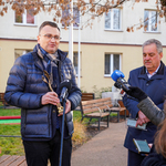 Zastępca Prezydenta Rafał Rudnicki przemawia do mikrofonu podczas konferencji, po prawej stronie stoi dyrektor Departamentu Gospodarki Komunalnej Andrzej Karolski