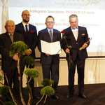 Jury oraz dyrektor Departamentu Gospodarki Komunalnej pozują do pamiątkowego zdjęcia ze statuetką