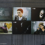 Zdjęcia przedstawiające portrety różnych artystów na kratowanej ściance