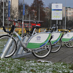 Miejskie rowery stoją na stacji rowerowej