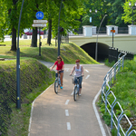 Dwie kobiety jadą na miejskich rowerach po ścieżce rowerowej