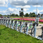 Miejskie rowery stoją w rzędzie na stacji rowerowej
