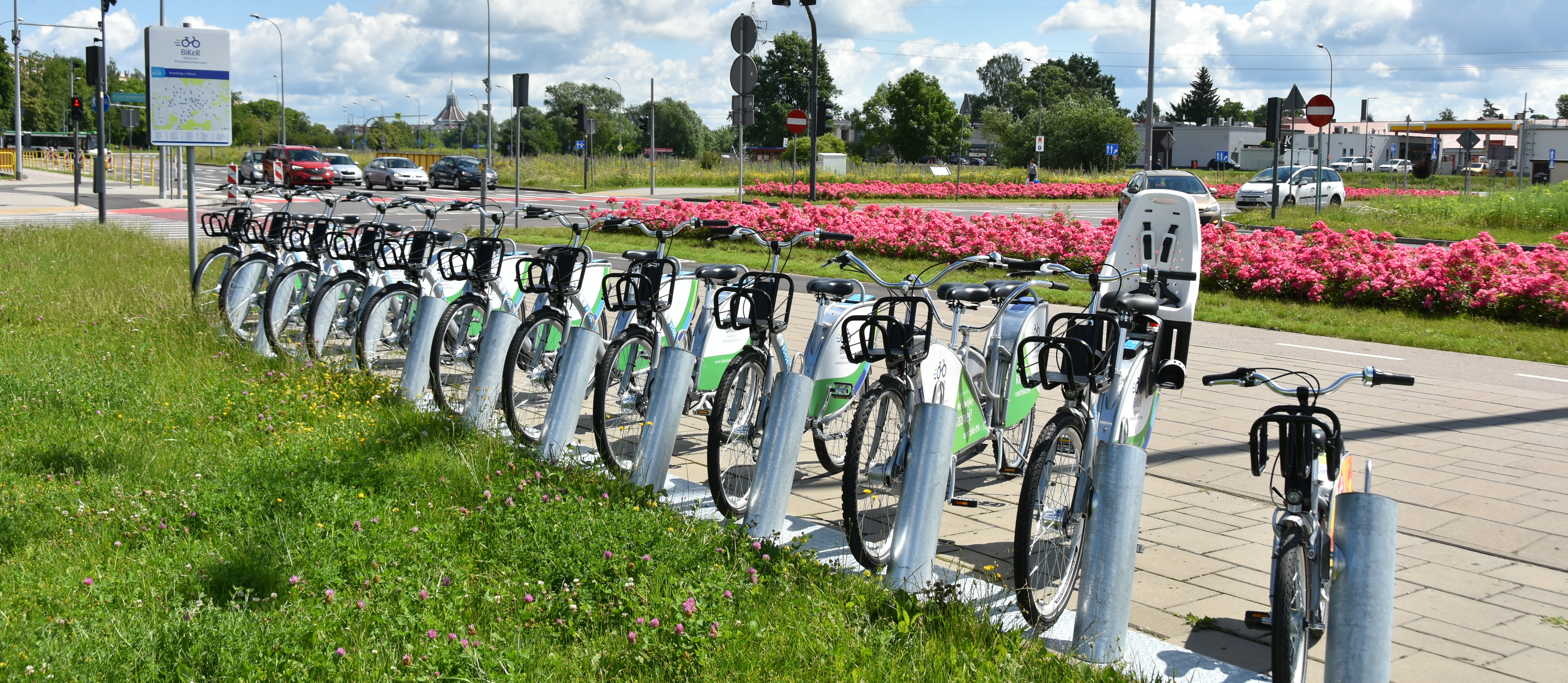 Miejskie rowery stoją w rzędzie na stacji rowerowej