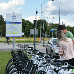 Dwie osoby wypożyczają miejskie rowery