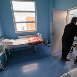 Pacjent wychodzi z pokoju na oddziale geriatrycznym