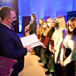 Zastępca prezydenta Adam Musiuk wręcza nagrody dla laureatów konkursu