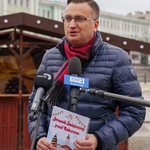 Zastępca prezydenta Rafał Rudnicki wypowiada się na konferencji prasowej