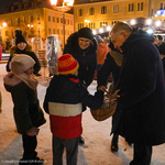 Prezydent Miasta Tadeusz Truskolaski oraz Rzecznik Prasowy Urszula Boublej rozdają dzieciom ręcznie robione lizaki podczas otwarcia jarmarku świątecznego