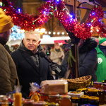 Prezydent Miasta Tadeusz Truskolaski rozmawia z wystawcą na jarmarku świątecznym
