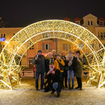 Mieszkańcy Białegostoku robiący sobie zdjęcia pod iluminacją w kształcie łuku
