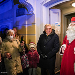 Prezydent Miasta Tadeusz Truskolaski oraz Święty Mikołaj wychodzący z Pałacyku Gościnnego